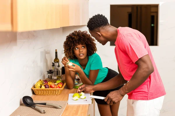 黒人アフリカ系アメリカ人のカップルがキッチンで食べ物を準備 — ストック写真