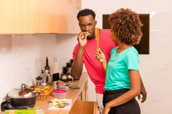 Zwart Afro Amerikaans Echtpaar Bereidt Eten Keuken — Stockfoto