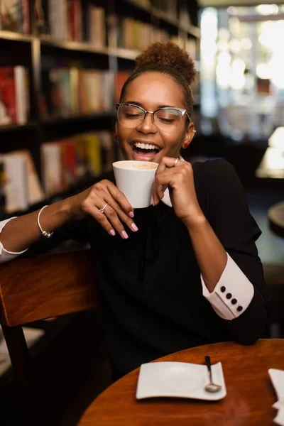 黑人非洲裔美国年轻人喝咖啡 — 图库照片