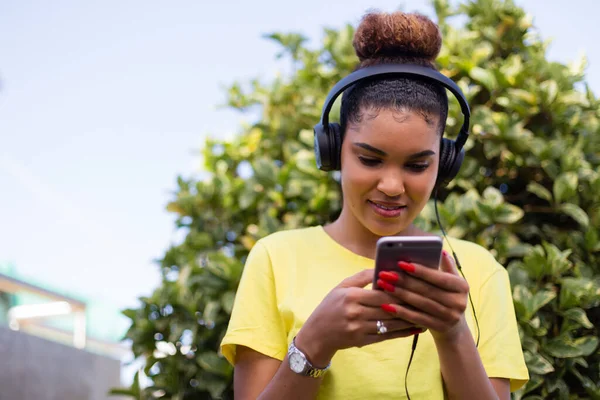 Güzel Siyah Afrikalı Amerikalı Kadın Kulaklıkla Müzik Dinliyor — Stok fotoğraf