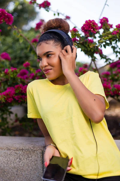 Muito Jovem Negra Afro Americana Ouvindo Música Com Fone Ouvido — Fotografia de Stock