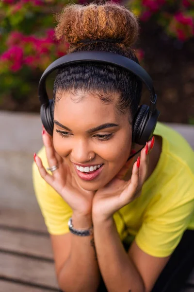 Muito Jovem Negra Afro Americana Ouvindo Música Com Fone Ouvido — Fotografia de Stock