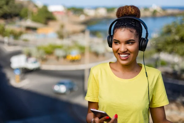 Güzel Siyah Afrikalı Amerikalı Kadın Kulaklıkla Müzik Dinliyor — Stok fotoğraf
