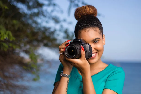 Afroamerykanka Fotograf Robi Zdjęcia Świeżym Powietrzu Czarni Ludzie — Zdjęcie stockowe