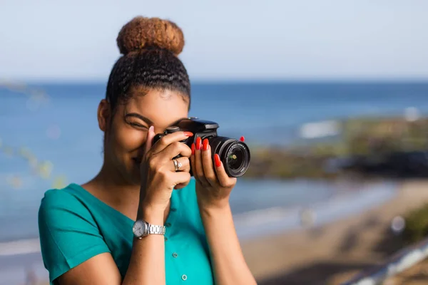 アフリカ系アメリカ人女性写真家 屋外で写真を撮る Black People — ストック写真