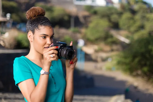 Афро Американская Женщина Фотограф Делает Открытые Фотографии Черные Люди — стоковое фото