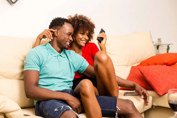 Siyahi Afrikalı Amerikalı Çift Oturma Odasında Televizyon Izliyor — Stok fotoğraf