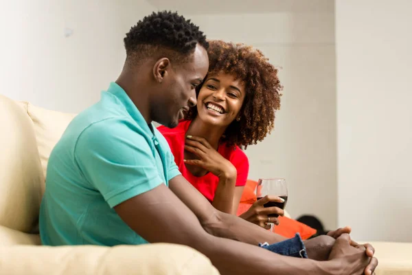 美国黑人夫妇在客厅看电视 — 图库照片