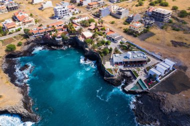 Cape Verde 'deki Santiago adasındaki Tarrafal sahili (ponta de atum) hava manzarası - Cabo Verde