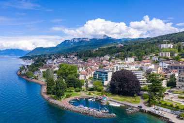 Fransa 'nın Haute-Savoie kentindeki Evian (Evian-Les-Bains) şehrinin havadan görünüşü