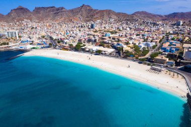 Cape Verde 'deki Sao Vicente Adası' ndaki Mindelo şehrindeki Laginha plajının havadan görüntüsü.