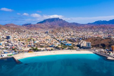 Cape Verde 'deki Sao Vicente Adası' ndaki Mindelo şehrindeki Laginha plajının havadan görüntüsü.