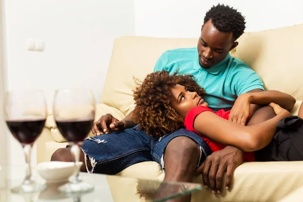 Noir Couple Afro Américain Regarder Télévision Dans Salon — Photo