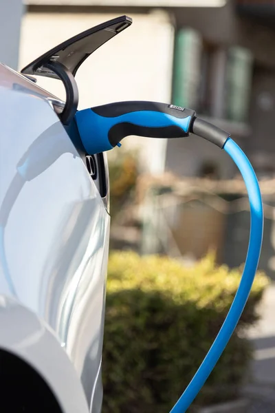 Electric Car Pluged Charging Recharge Station City — Stock Photo, Image