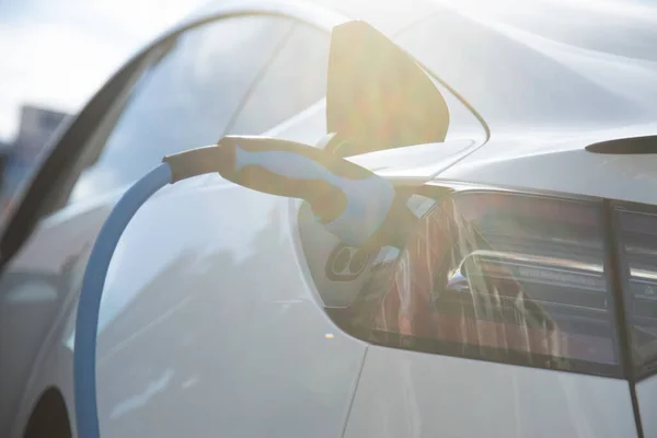 Coche Eléctrico Enchufado Carga Una Estación Recarga Ciudad —  Fotos de Stock