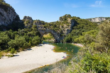 Fransa 'nın Ardeche kanyonundaki Vallon Pont D' arc 'taki Narural kemerinin hava görüntüsü