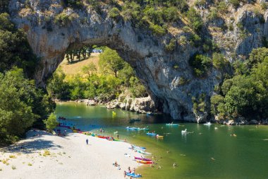 Fransa 'nın Ardeche kanyonundaki Vallon Pont D' arc 'taki Narural kemerinin hava görüntüsü