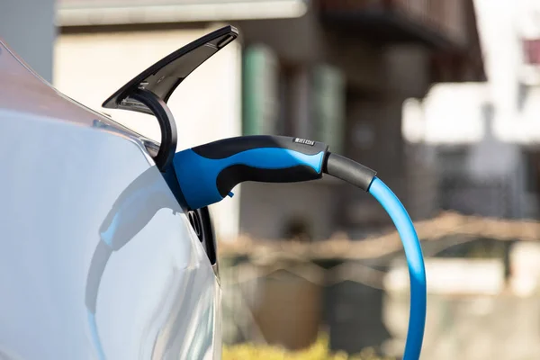 Coche Eléctrico Enchufado Carga Una Estación Recarga Ciudad —  Fotos de Stock