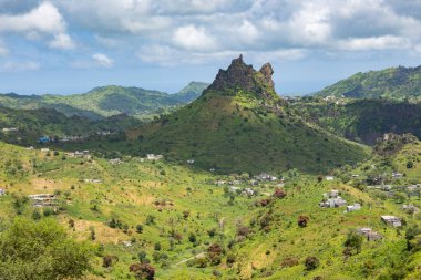 Dağlık yeşil Santiago Adası yağmur mevsiminde - Cape Verde