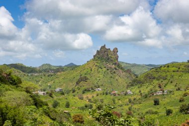 Dağlık yeşil Santiago Adası yağmur mevsiminde - Cape Verde