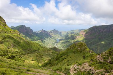 Dağlık yeşil Santiago Adası yağmur mevsiminde - Cape Verde