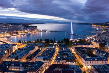 Geneva Şehir waterfront manzarası İsviçre hava gece görünümü