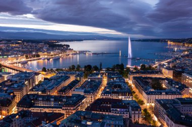 Geneva Şehir waterfront manzarası İsviçre hava gece görünümü