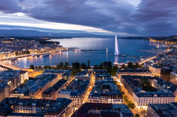 スイス連邦共和国のジュネーブ市のウォーター フロント スカイラインの空中夜景 — ストック写真