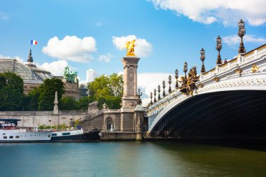 Paris, Fransa 'daki Alexandre III köprüsünün gün boyu açık görüntüsü