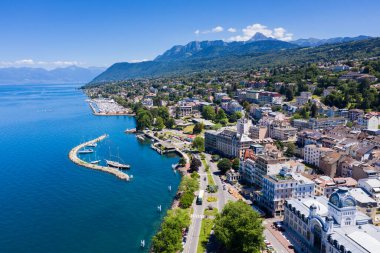 Fransa 'nın Haute-Savoie kentindeki Evian (Evian-Les-Bains) şehrinin havadan görünüşü