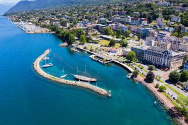 Fransa 'nın Haute-Savoie kentindeki Evian (Evian-Les-Bains) şehrinin havadan görünüşü