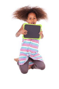 Afro-Amerikan liseli kız boş bir kara tahta - siyah holding