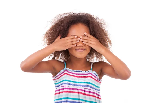 Bonito jovem afro-americano menina escondendo seus olhos preto pessoas — Fotografia de Stock