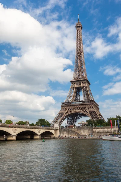 Эйфелева башня и река Сена в Париже, Франция — стоковое фото