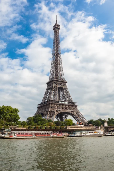 De eiffel toren en de seine rivier in Parijs, Frankrijk — Stockfoto