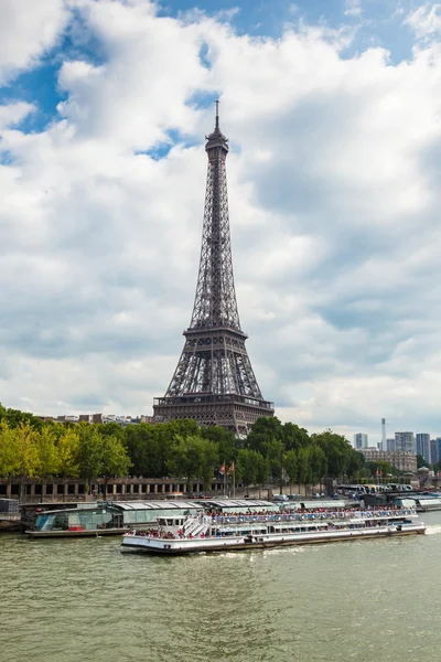 Torre Eiffel e rio Sena em Paris, França — Fotografia de Stock