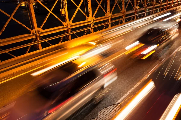 アメリカ合衆国ニューヨークのブルックリン橋の上の車の交通 — ストック写真