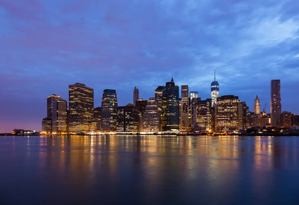 New york - gece manhattan siluetinin panoramik manzaralı