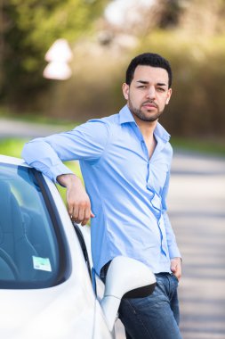 Yeni arabasını kenarında oturan genç latin Amerika sürücü