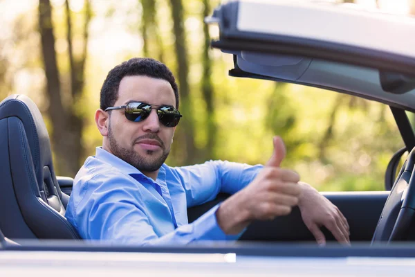 Jovem piloto latino-americano preto fazendo polegares para cima — Fotografia de Stock