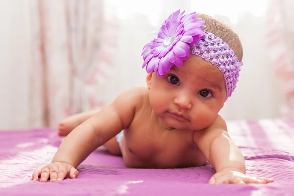 Adorável pequena menina afro-americana olhando - Black Peopl — Fotografia de Stock