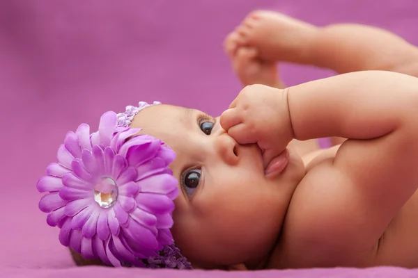 Adorable little african american baby girl looking - Black peopl — Stock Photo, Image