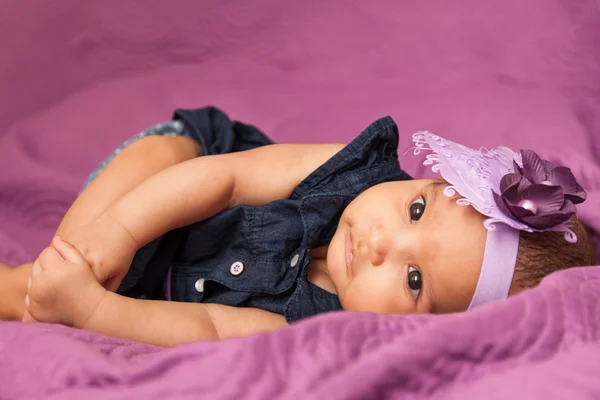 Adorable little african american baby girl looking - Black peopl — Stock Photo, Image