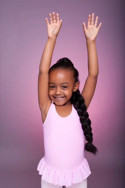 Schattig klein Afrikaans Amerikaans meisje dansen — Stockfoto