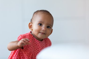 Küçük Afrikalı-Amerikalı küçük kız portresi gülümseyen - siyah 