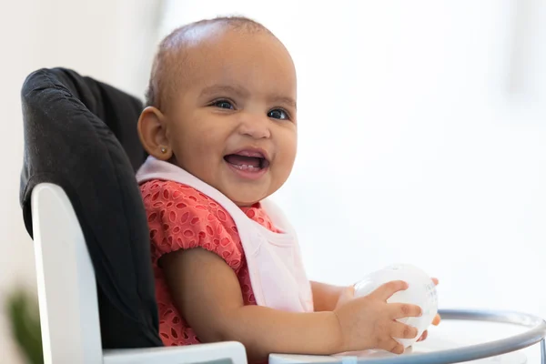 Ritratto di bambina afroamericana con il latte in mano — Foto Stock