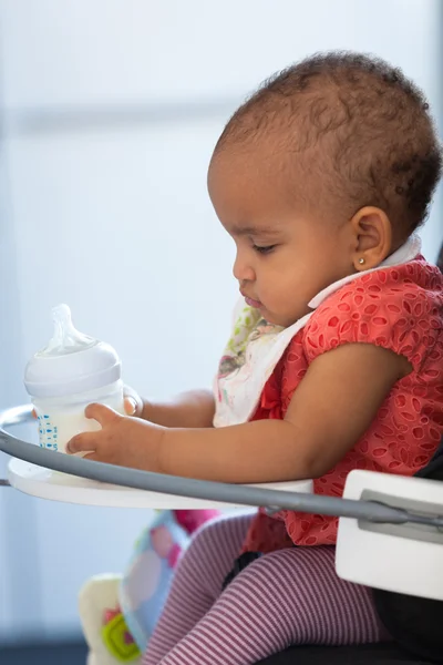 그녀의 우유를 들고 작은 흑인 소녀의 초상화 — 스톡 사진