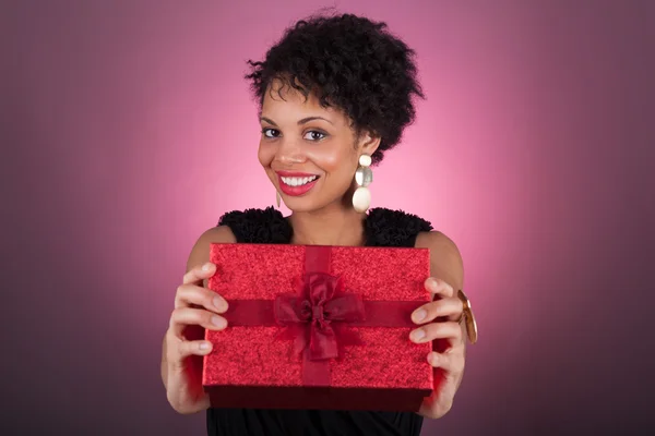 Young African American woman holding a gift — Stock Photo, Image