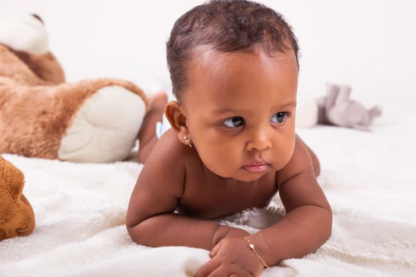 Adorable afroamericana bebé niña acostada —  Fotos de Stock