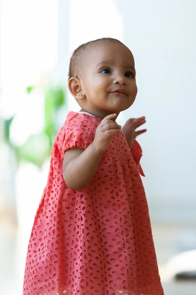 Afro-amerikai kis kislány portréja mosolygó - fekete — Stock Fotó
